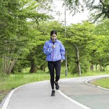 Illustration of the Japanese Walking Method showing correct posture, controlled breathing, small strides, arm movement, and mindfulness techniques for a 30-minute daily walk.